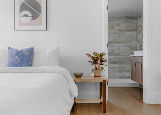 A very clean and neat bedroom.