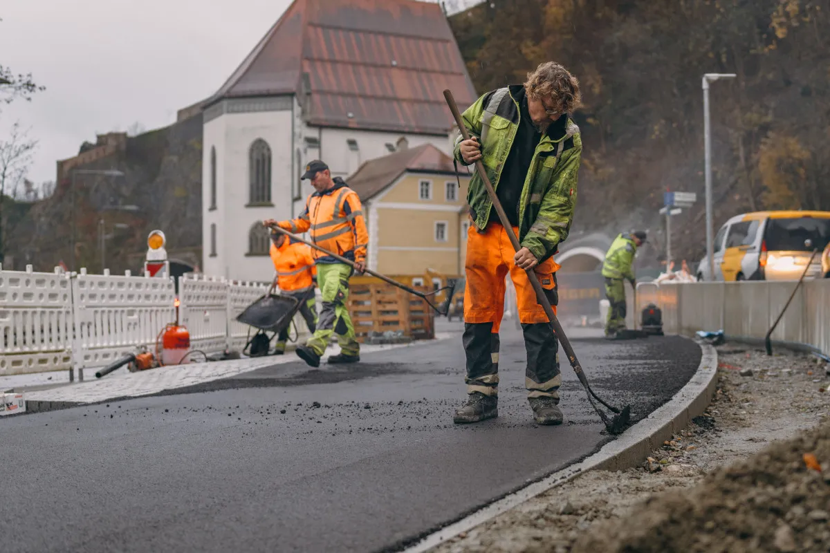 Digitale Aufmaße im Straßenbau: Härtetest an einer Hoteleinfahrt