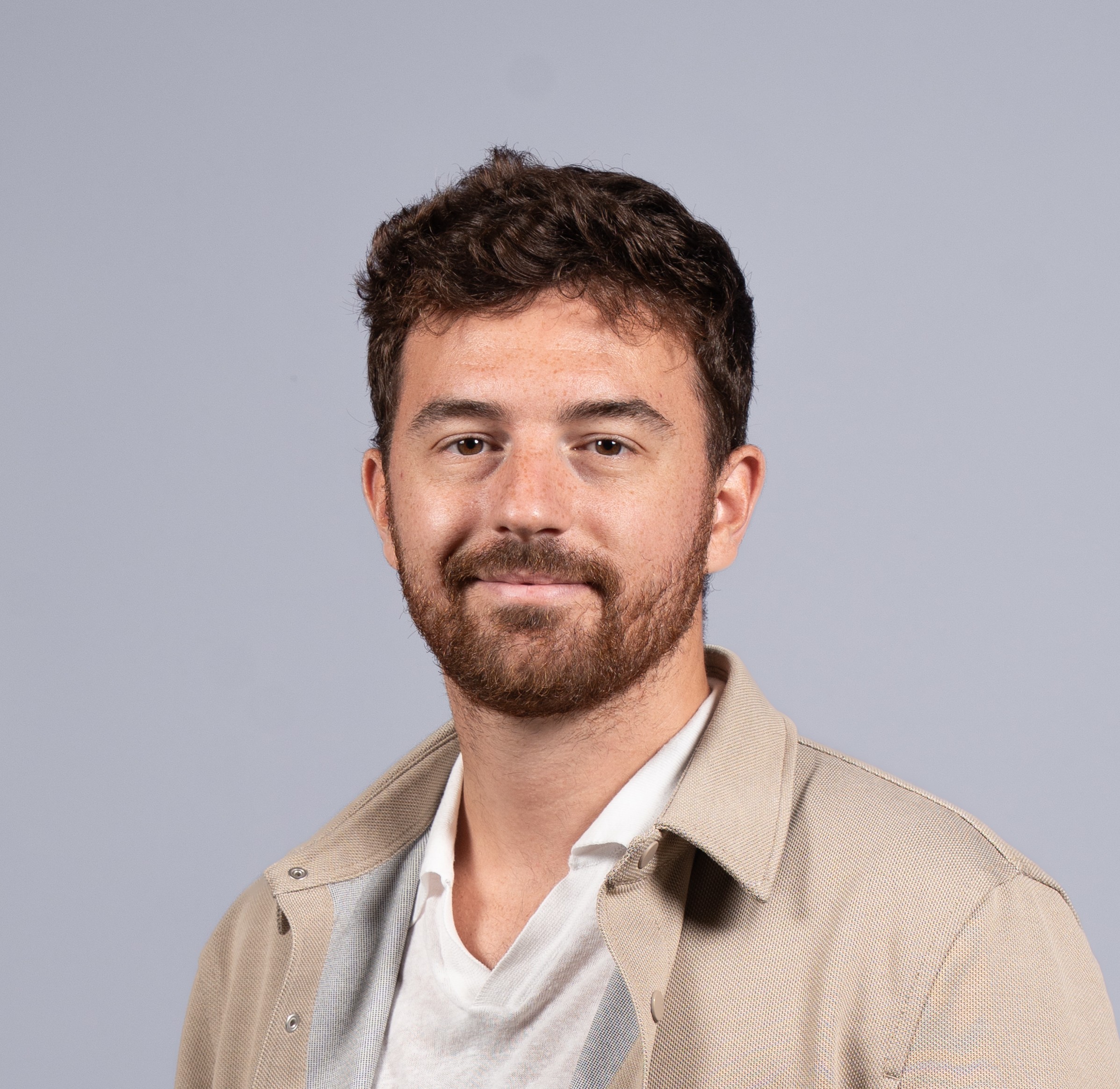 <subject>[headshot] image of customer (for a productivity tools business)</subject>