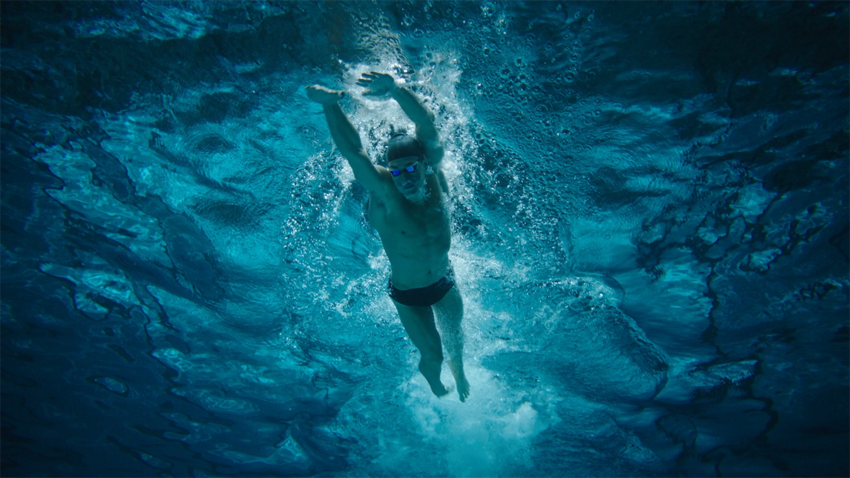 Upshot Image of a swimming athlete swimming under water.