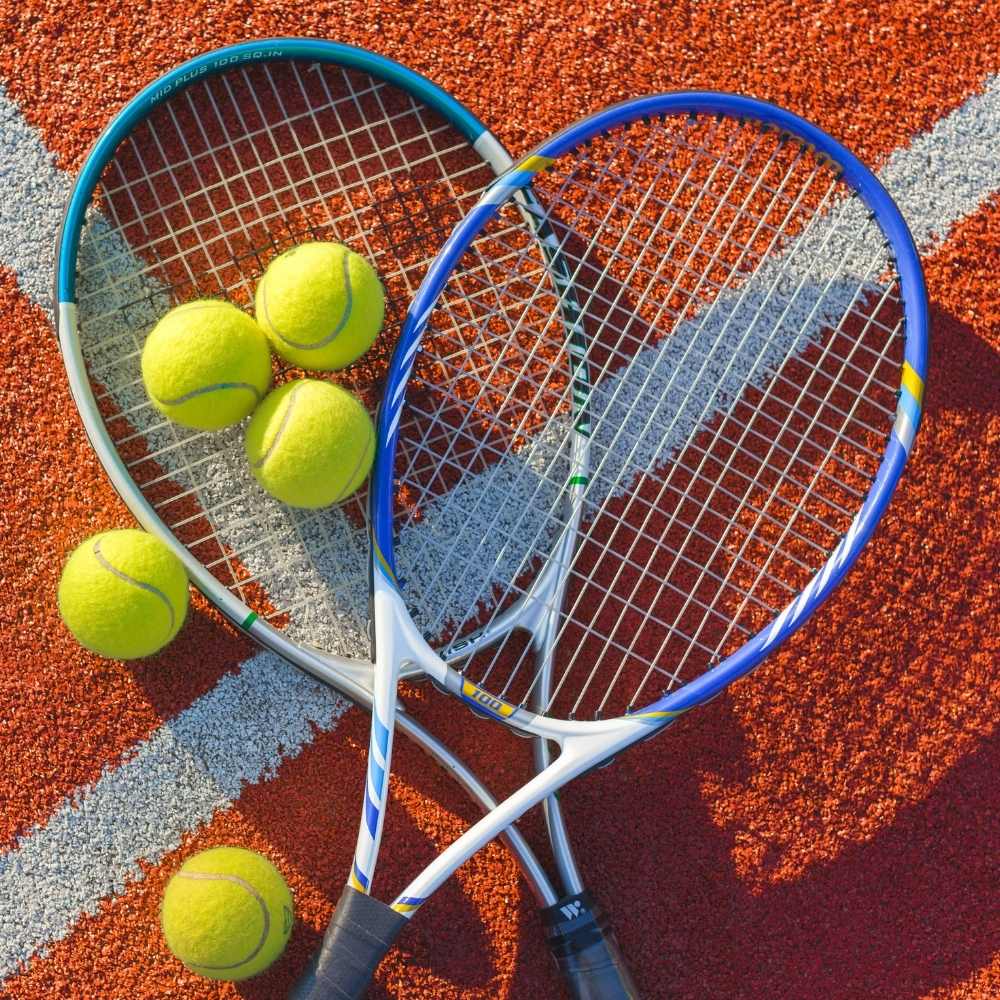 Illustration de raquette de tennis utilisée pour présenter l’accompagnement Goliath Consulting pour les sportifs professionnels : création de société, gestion comptable et optimisation fiscale