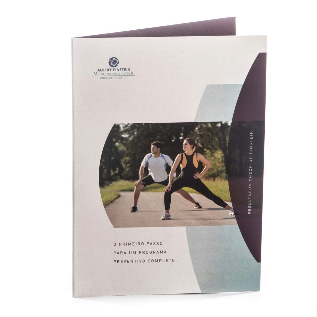 Brochure cover featuring two people stretching outdoors with text promoting a complete preventive health program by Albert Einstein Medicina Preventiva.
