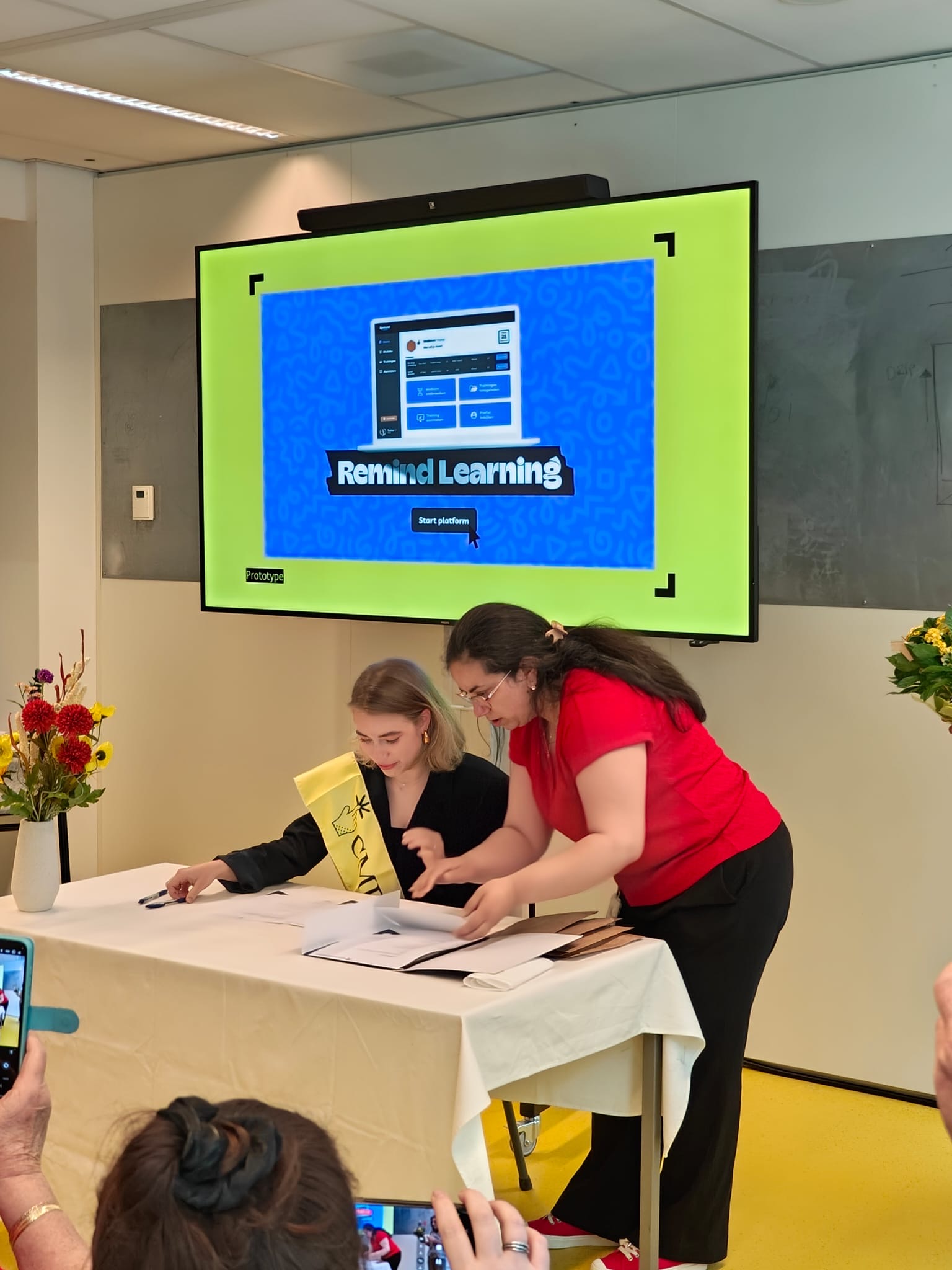 Nikki tekent diploma