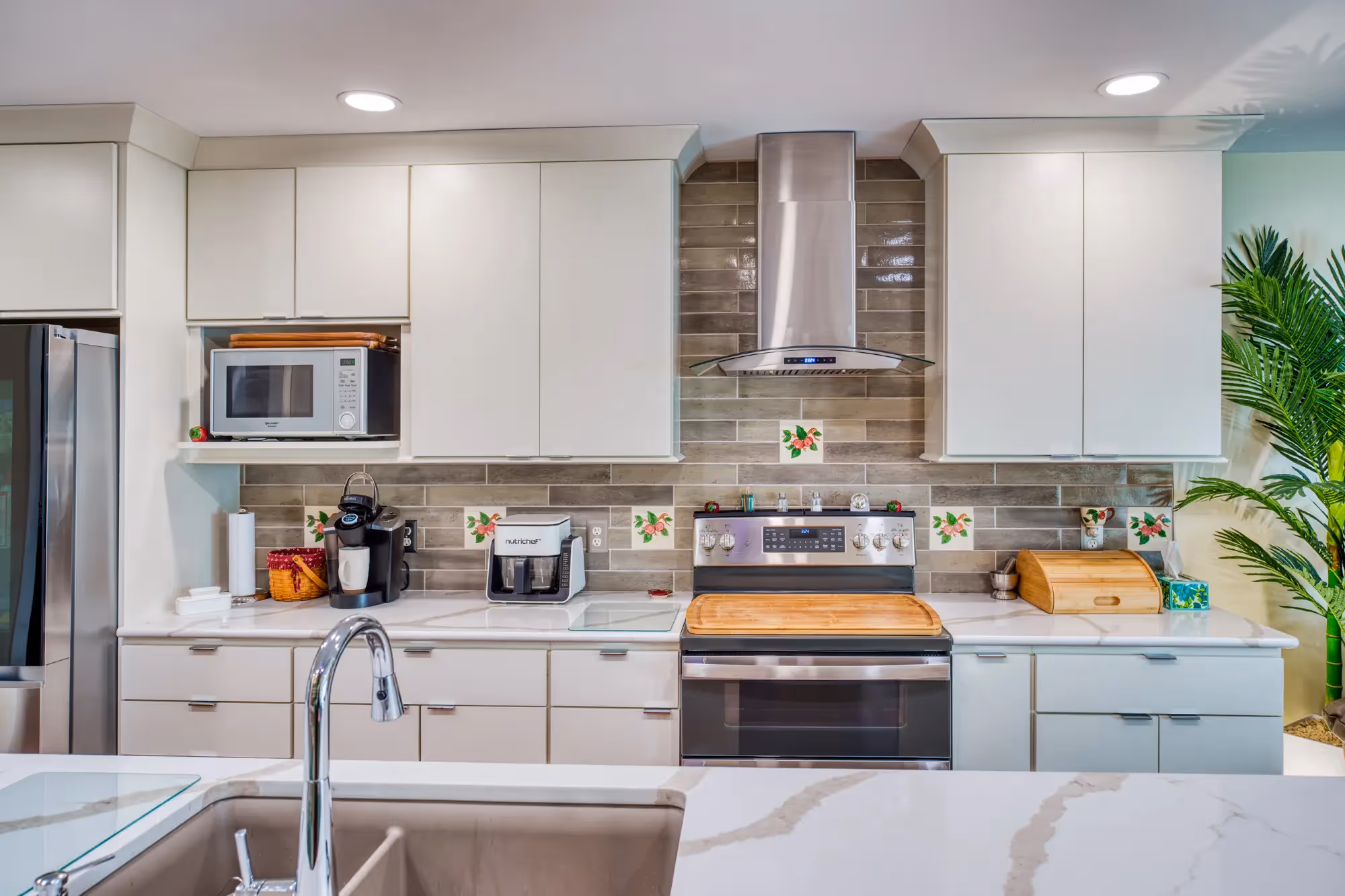 Kitchen with a large island and stylish backsplash