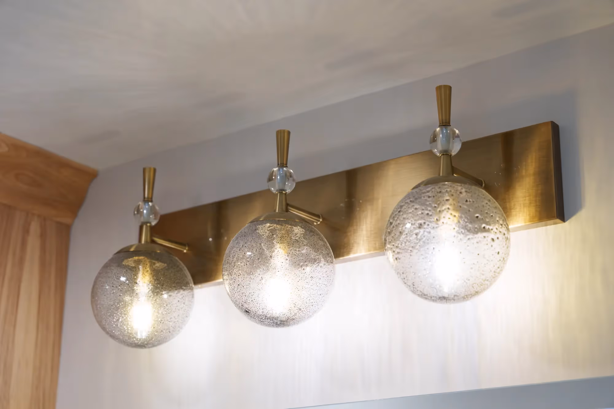 Bathroom with bathtub, elegant chandelier