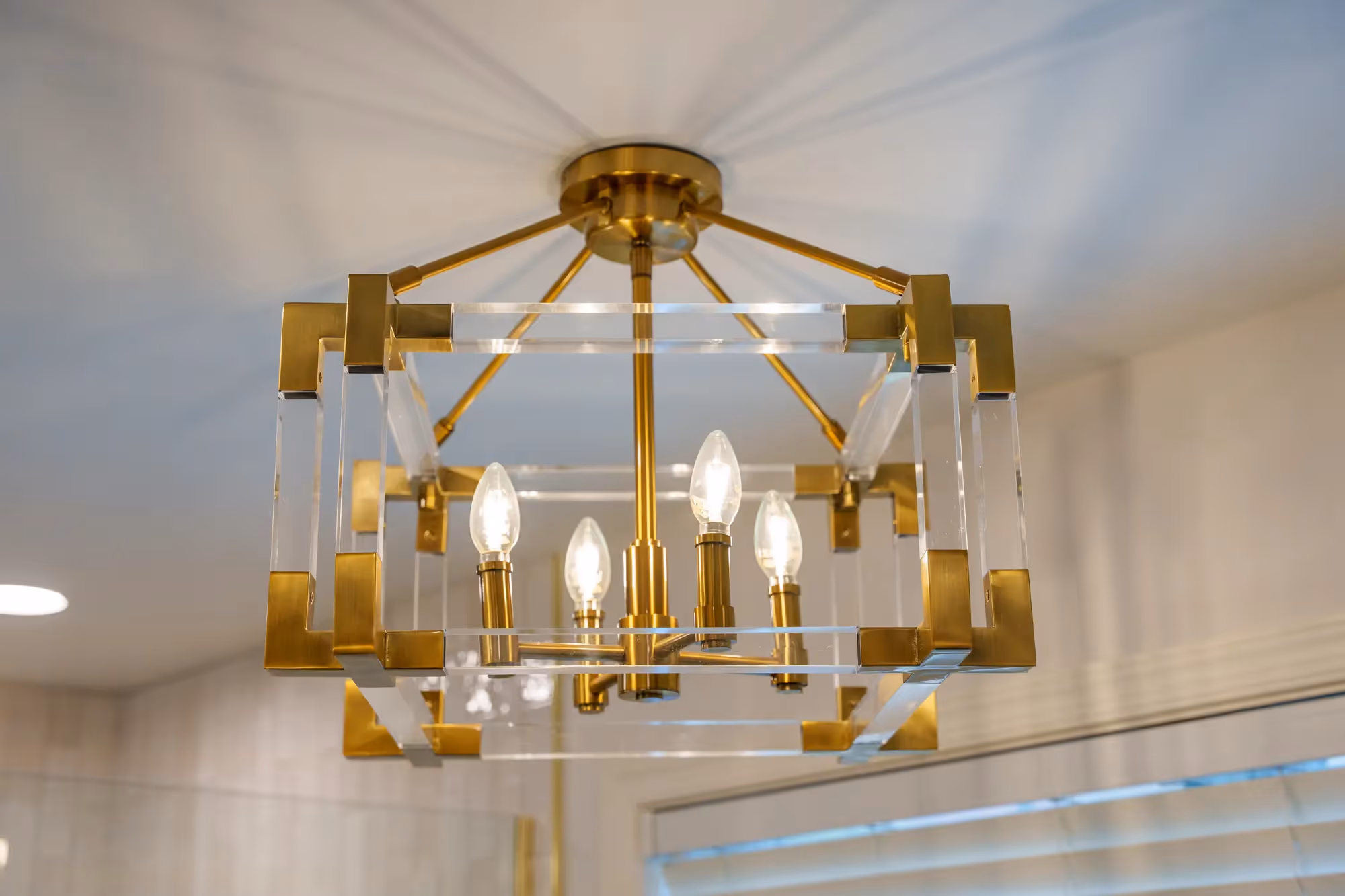 Bathroom with bathtub, elegant chandelier