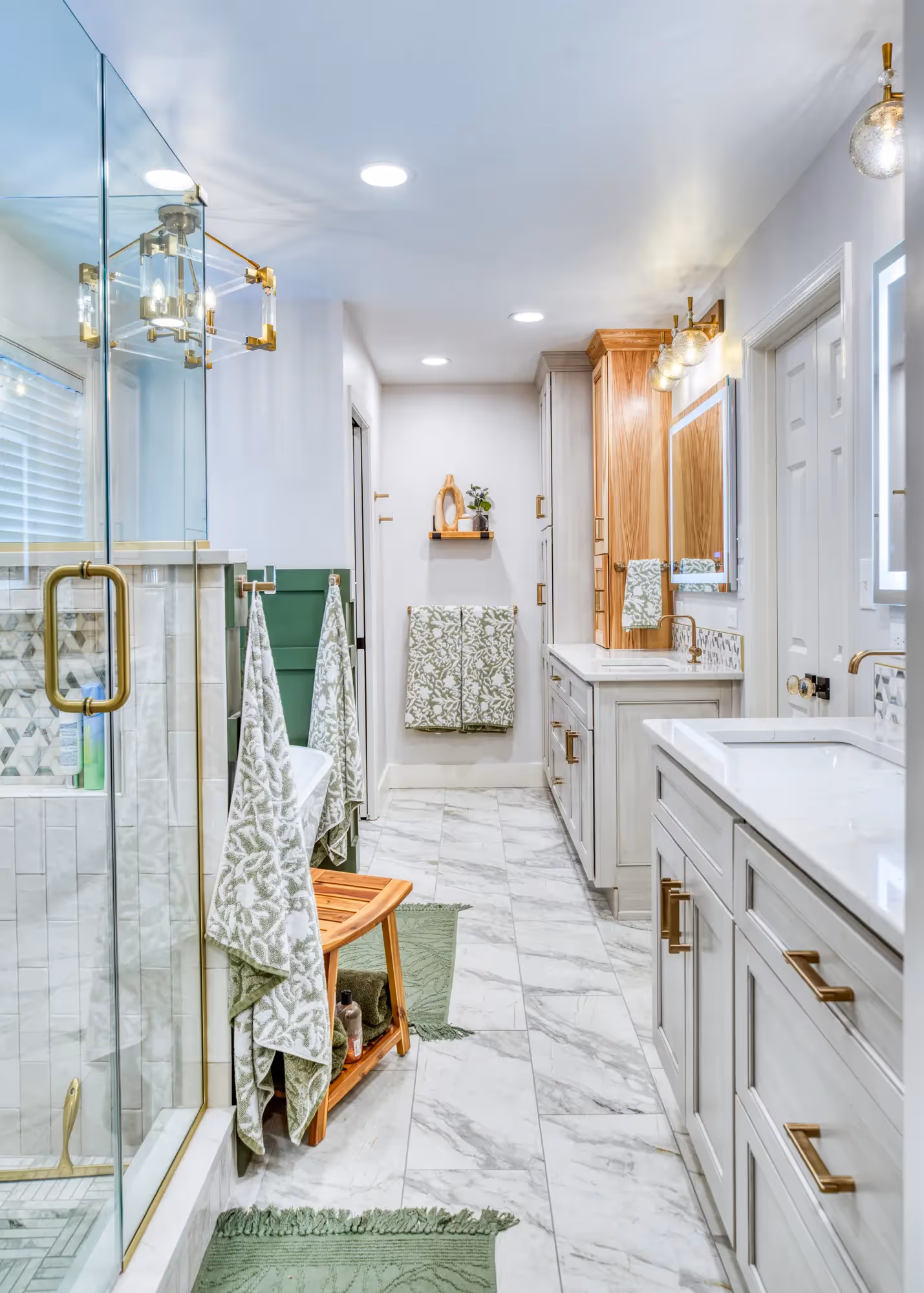 Bathroom with bathtub, elegant chandelier