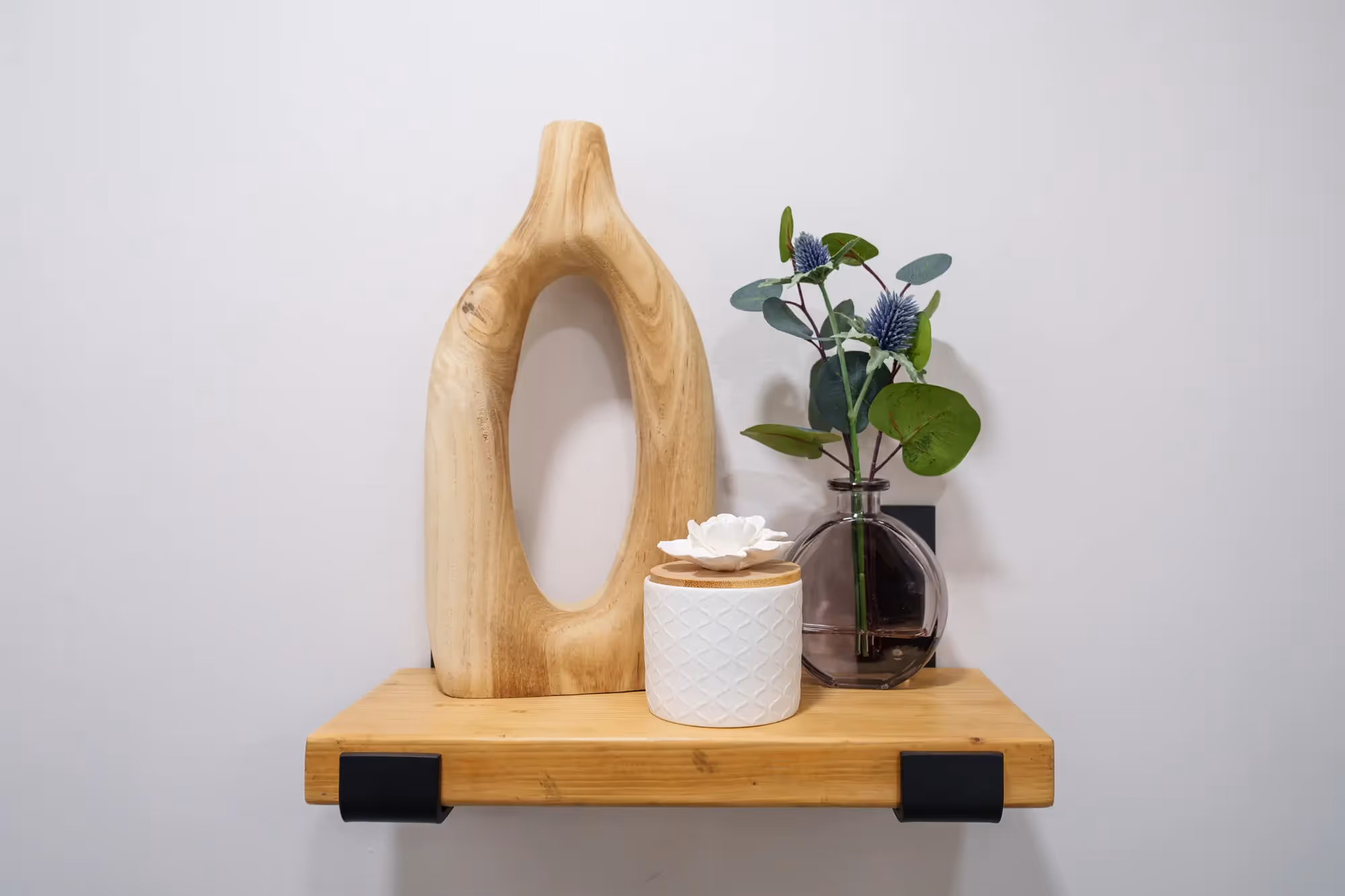 Bathroom with bathtub, elegant chandelier