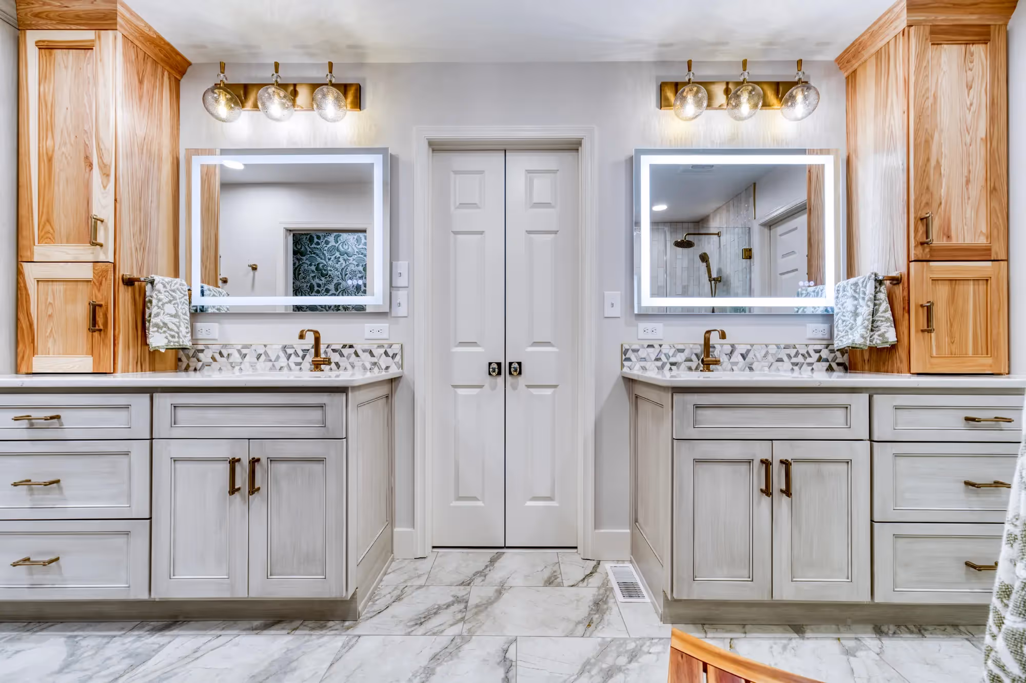 Bathroom with bathtub, elegant chandelier