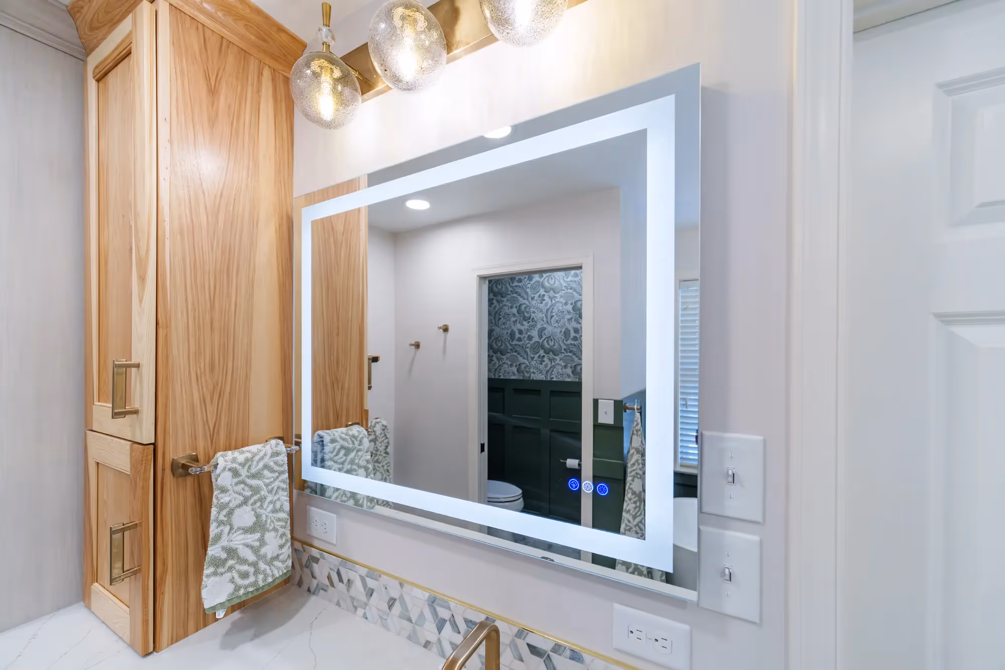Bathroom with bathtub, elegant chandelier