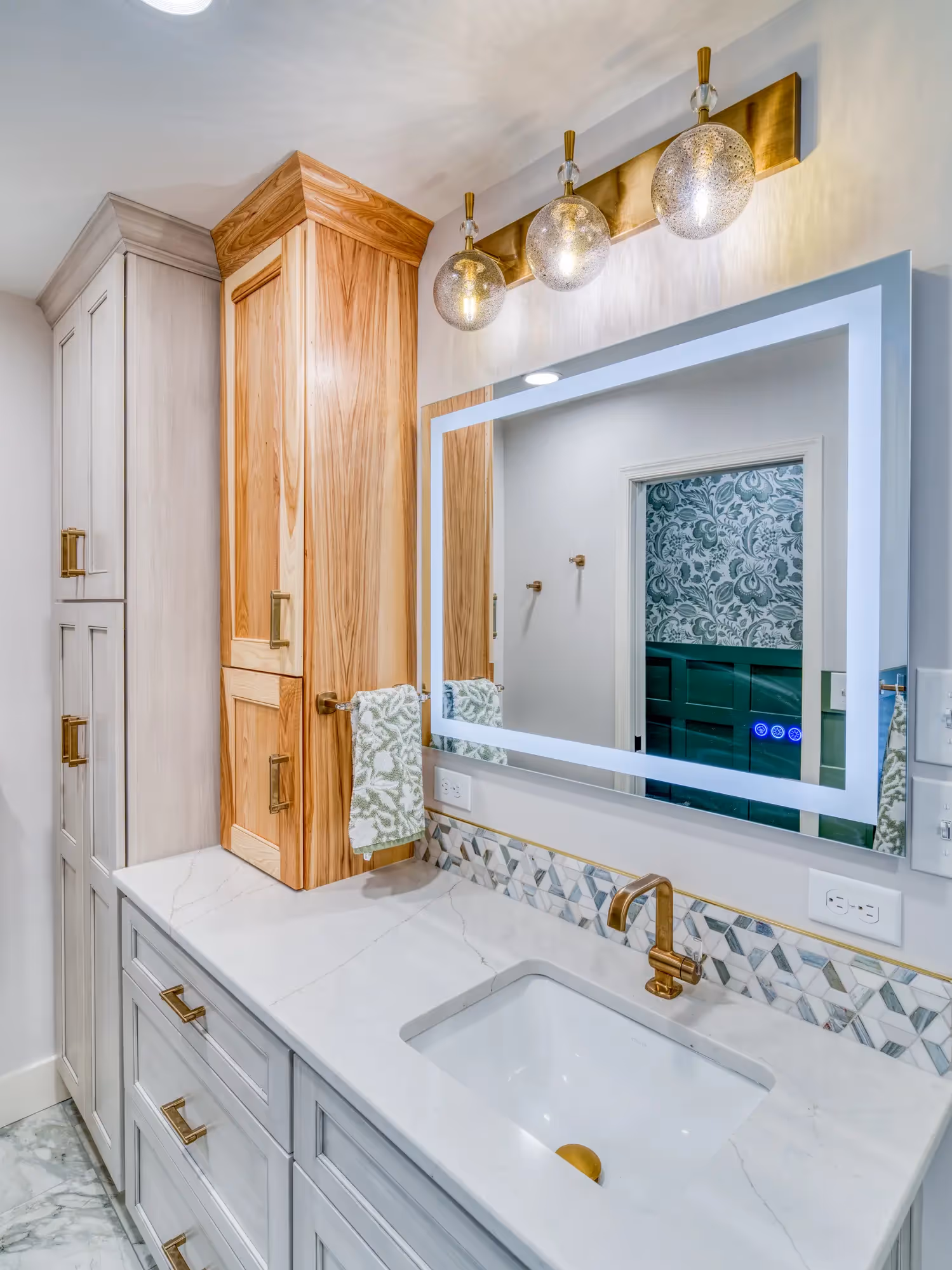 Bathroom with bathtub, elegant chandelier