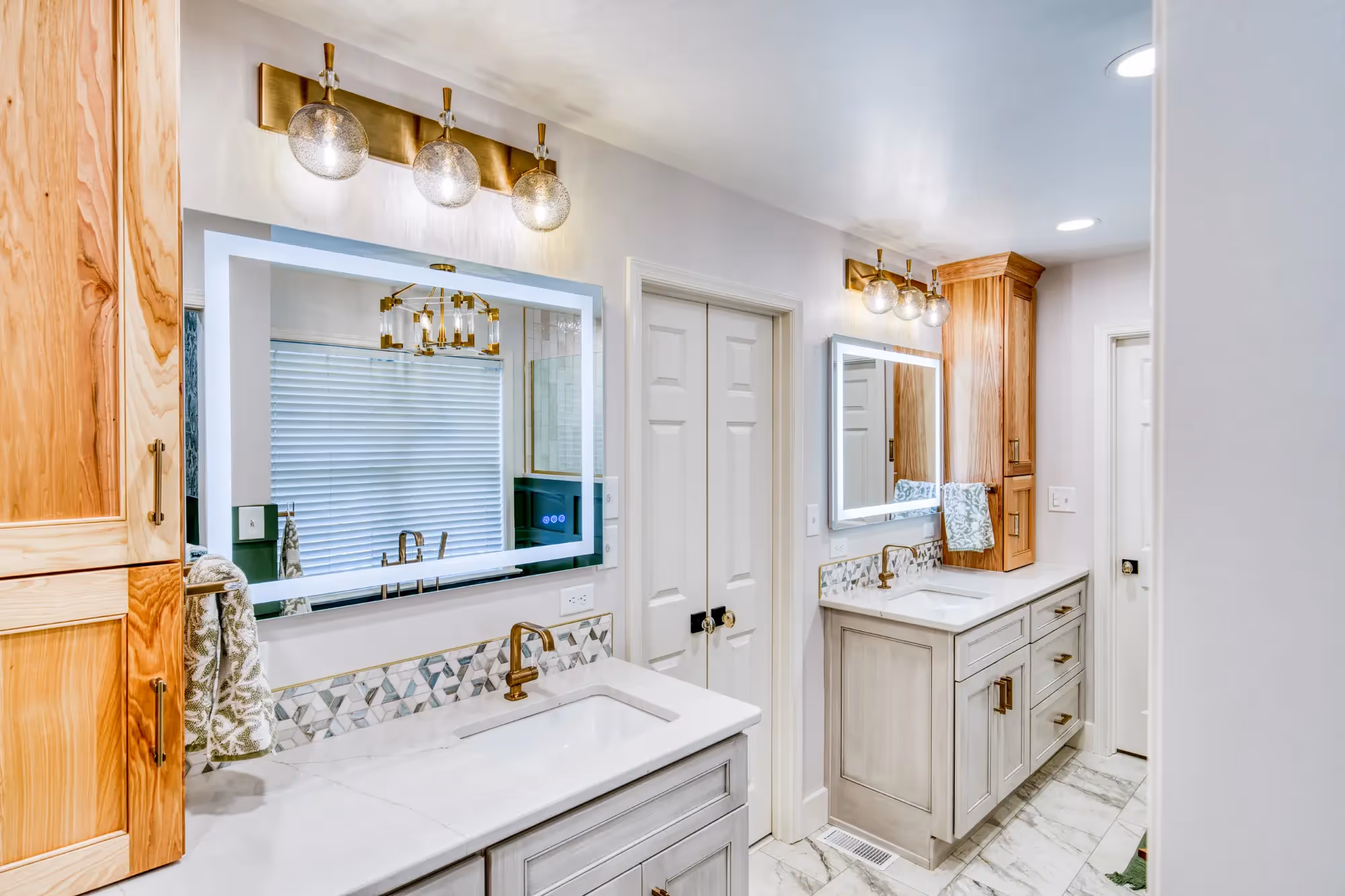 Bathroom with bathtub, elegant chandelier