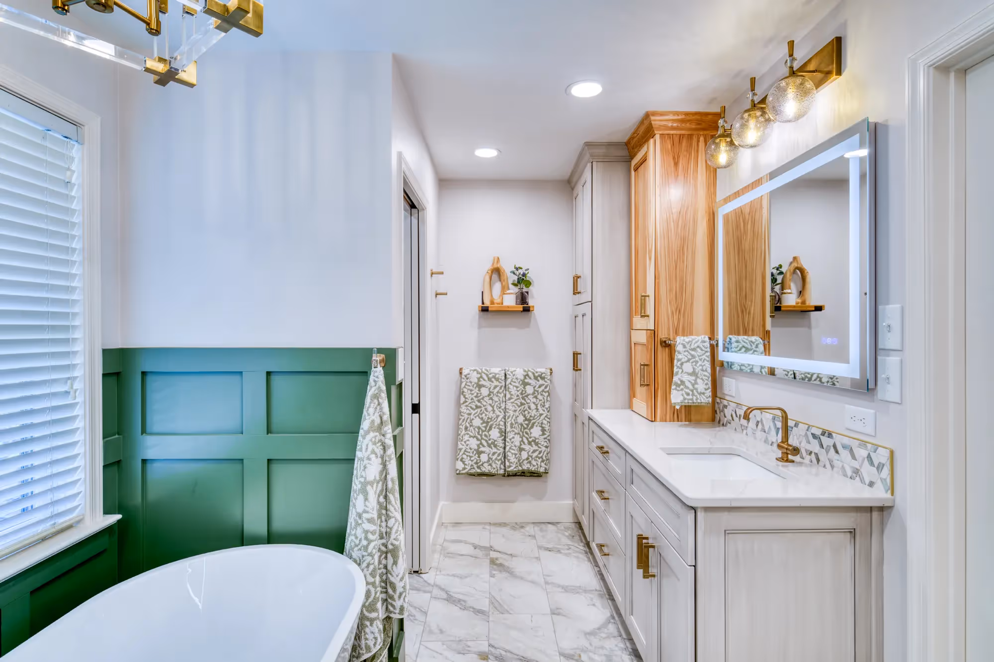 Bathroom with bathtub, elegant chandelier