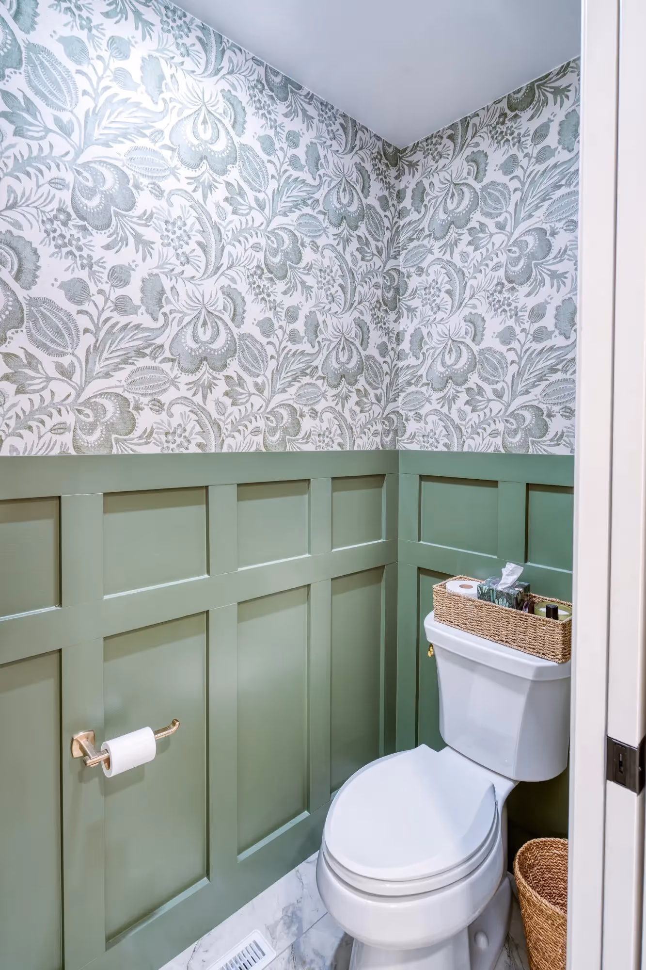 Bathroom with bathtub, elegant chandelier