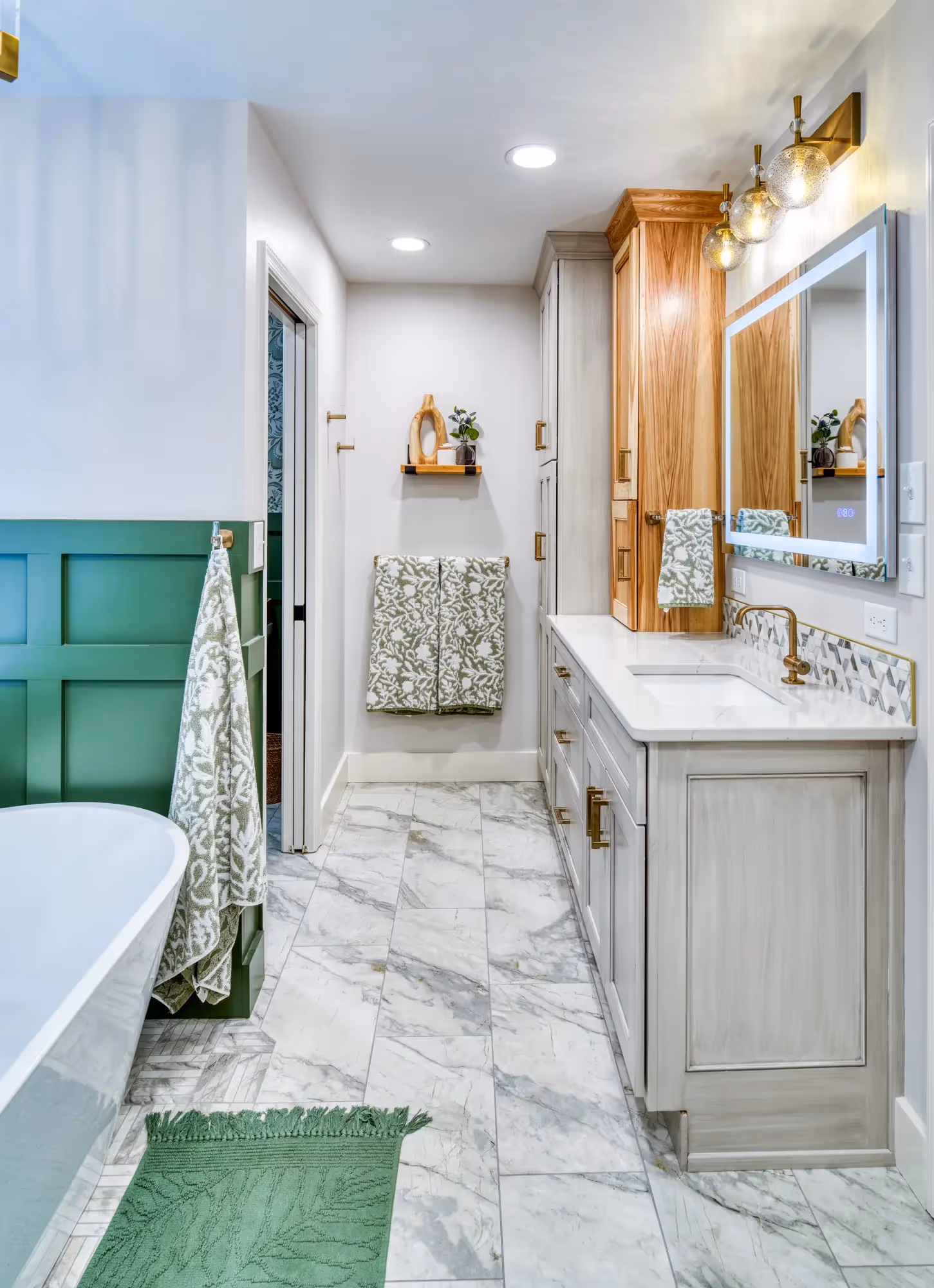 Bathroom with bathtub, elegant chandelier