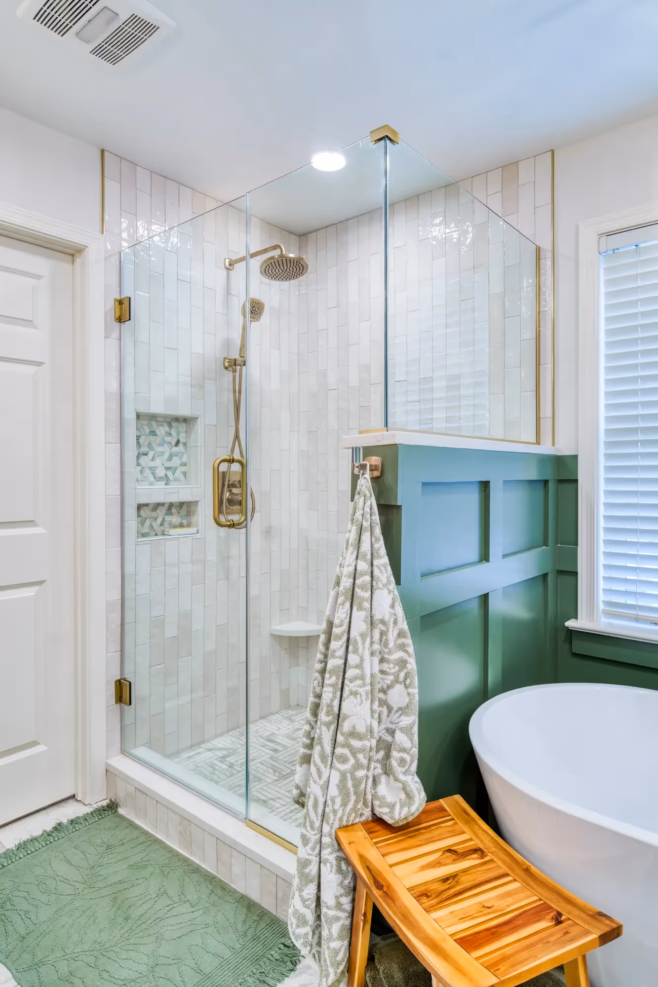 Bathroom with bathtub, elegant chandelier