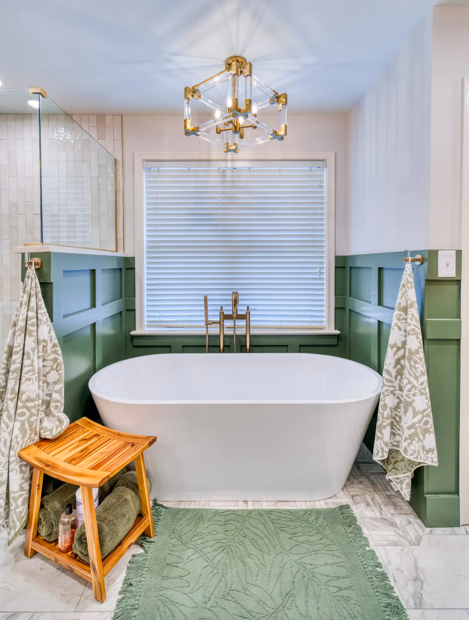 Bathroom with bathtub, elegant chandelier
