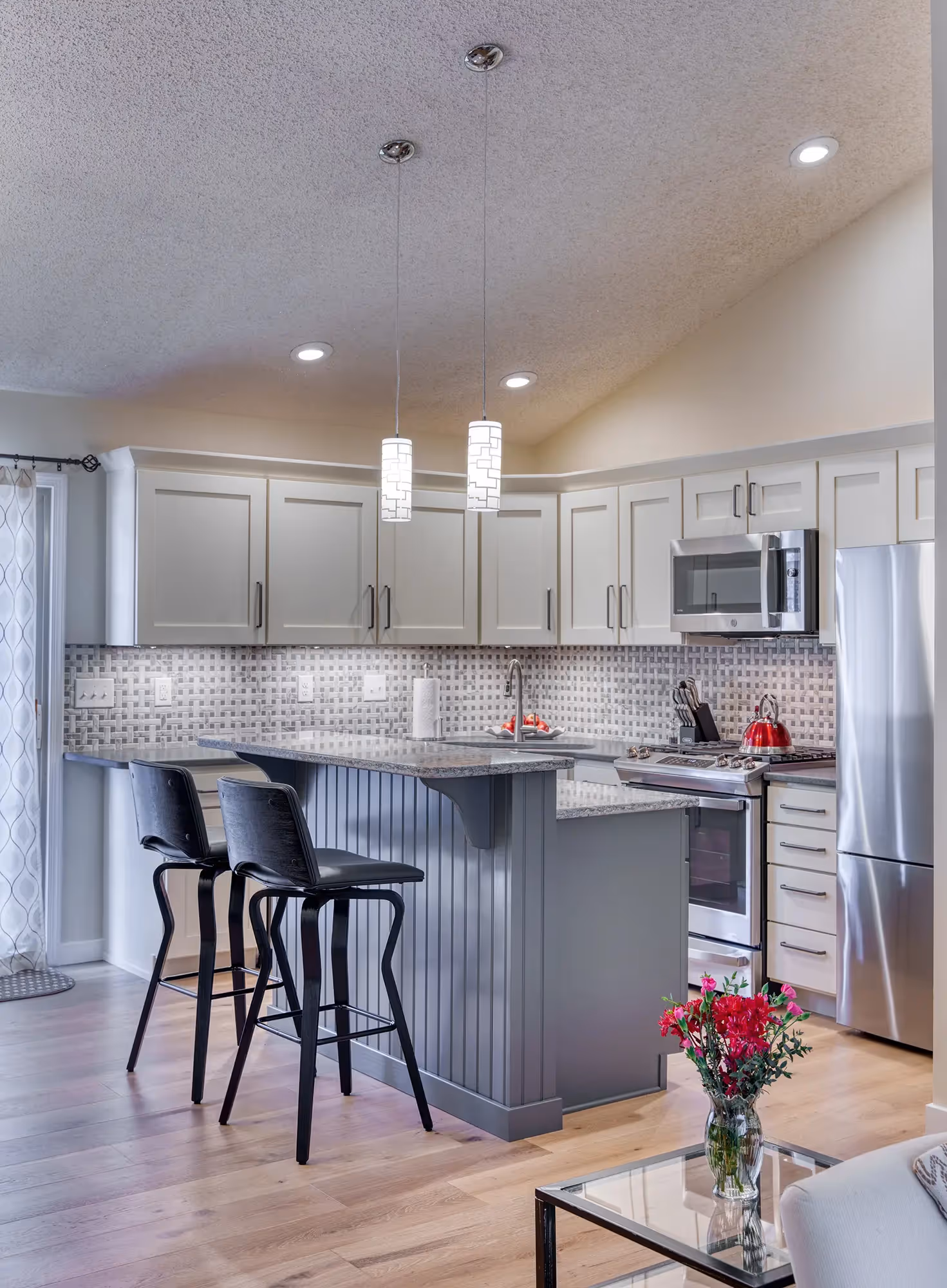 Stove and cabinets with a mosaic backsplash