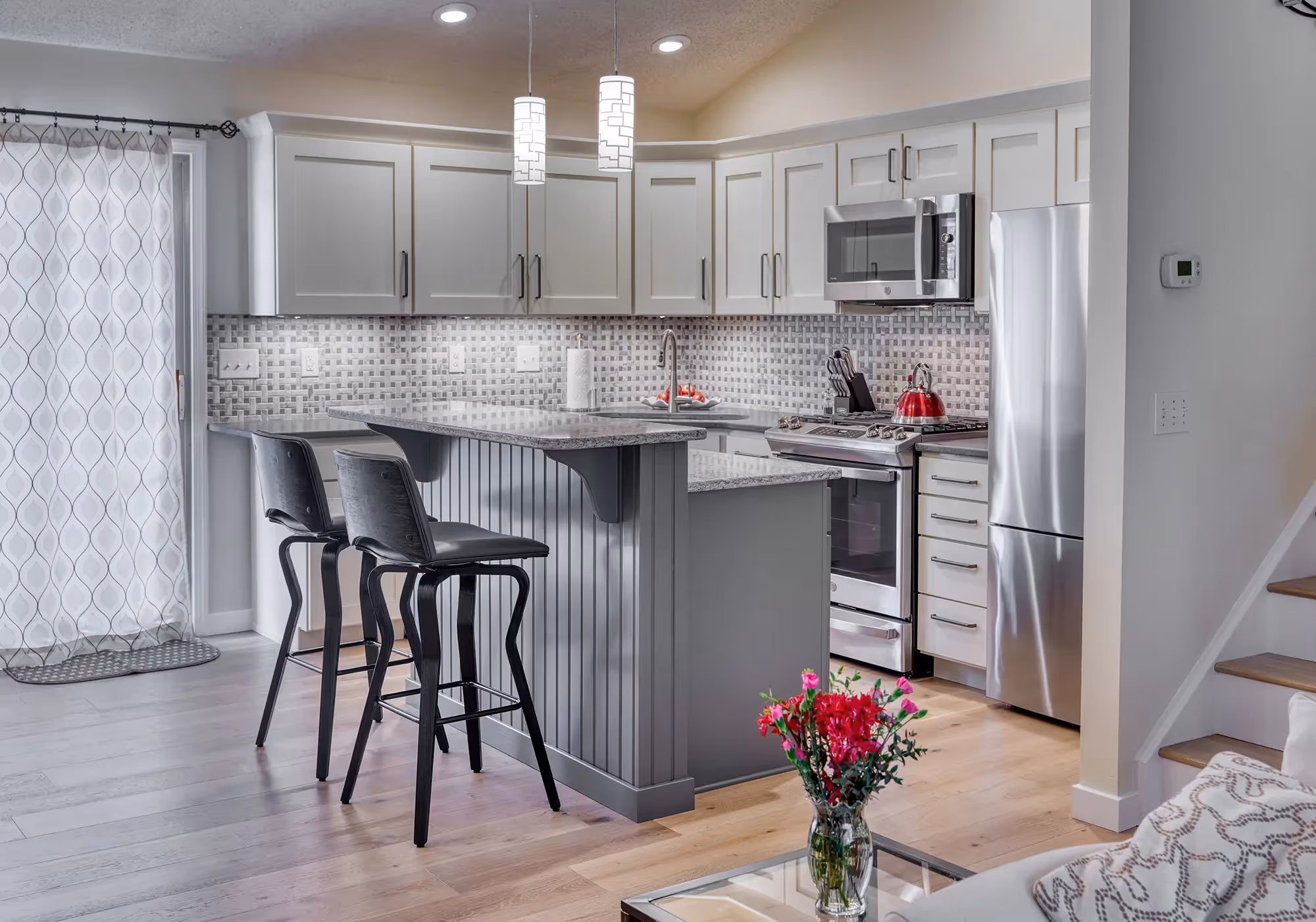 Stove and cabinets with a mosaic backsplash