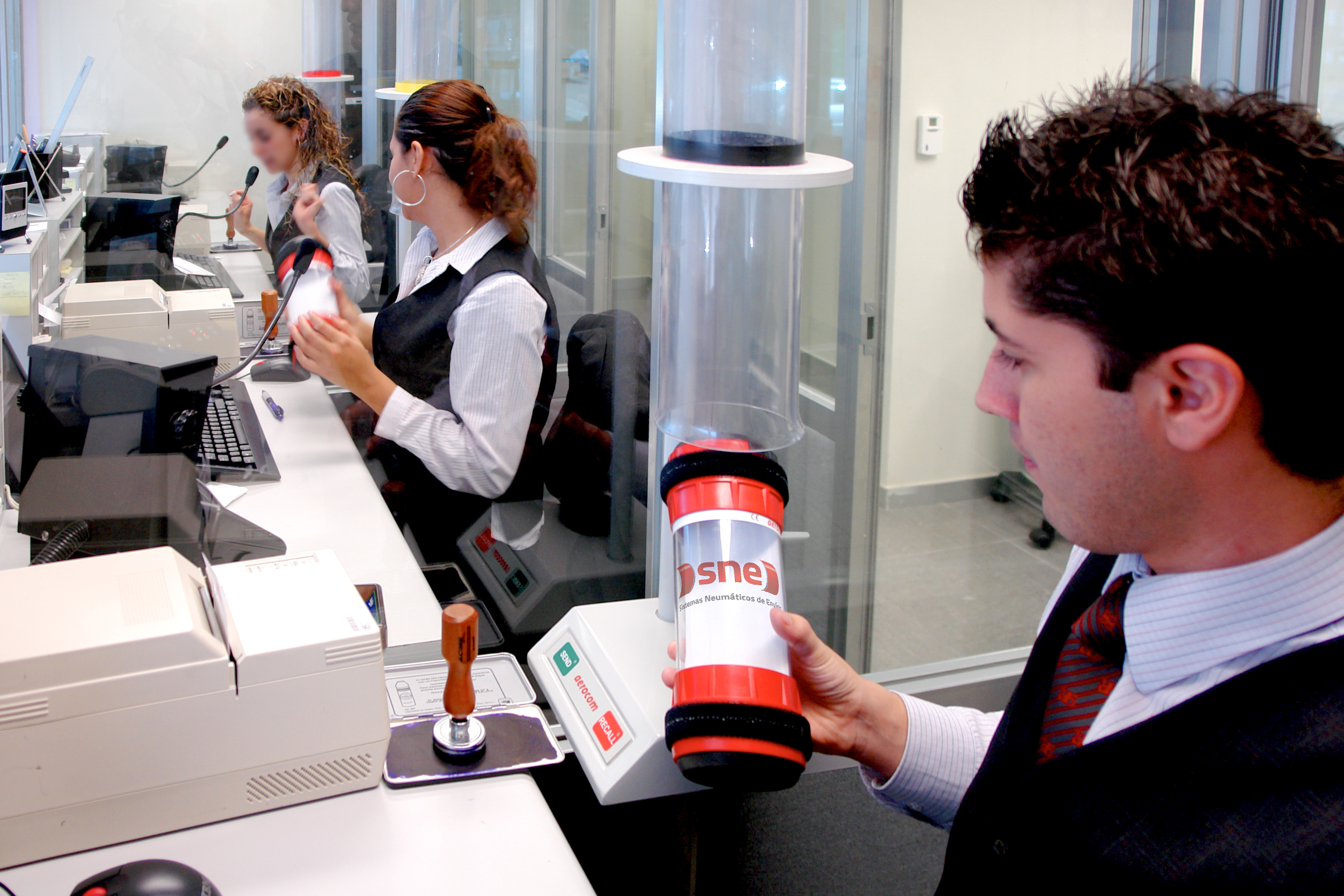 Sistema neumático SNE en banco para transporte seguro de documentos y efectivo