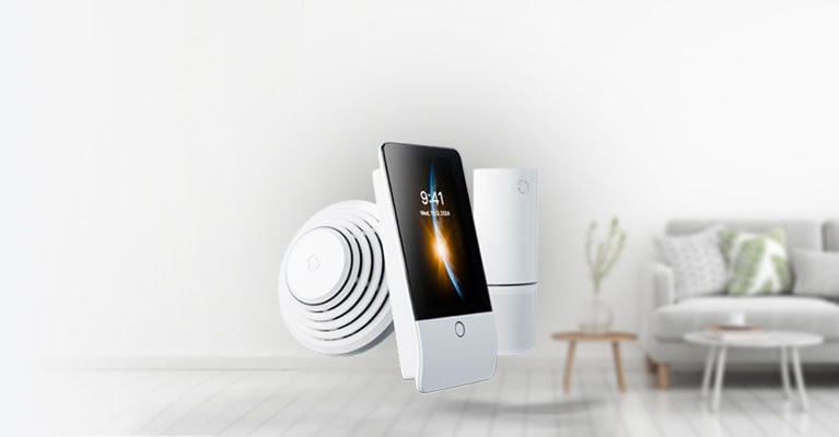 Moderne weiße Haussicherheitsgeräte inklusive Touchscreen-Panel, Rauchmelder und Bewegungssensor vor einem minimalistischen Wohnzimmer.