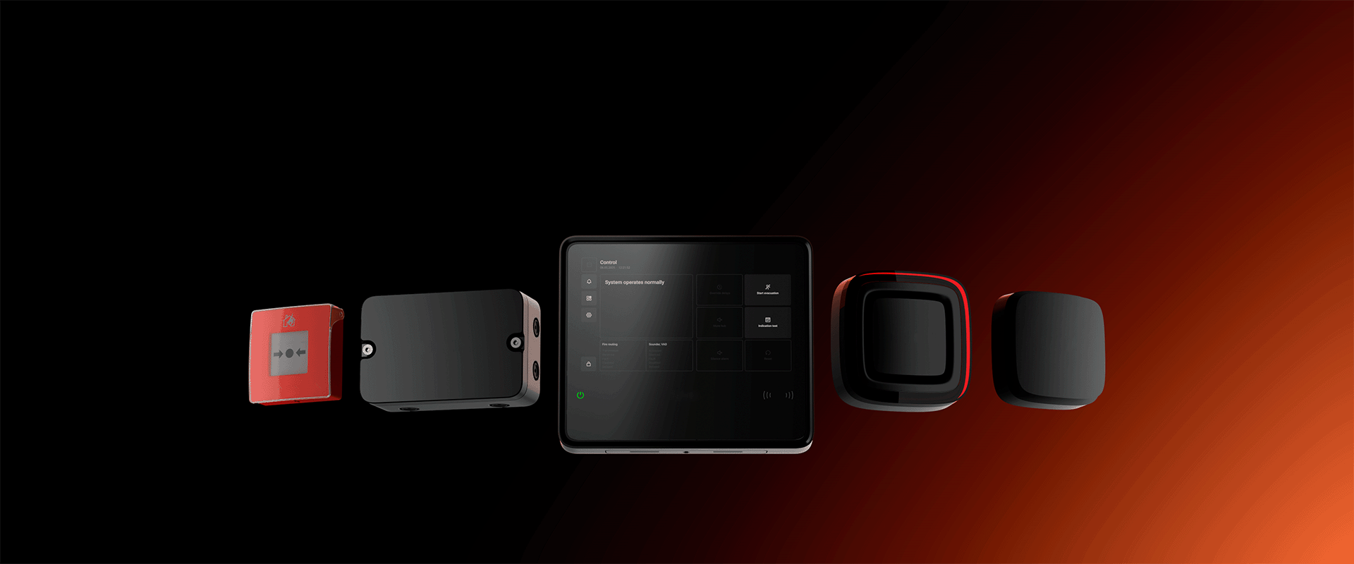 Fünf elektronische Geräte in Reihe, darunter ein rotes Feuermeldersystem und ein schwarzes Kontrollgerät mit Display, auf schwarzem und orangefarbenem Hintergrund.