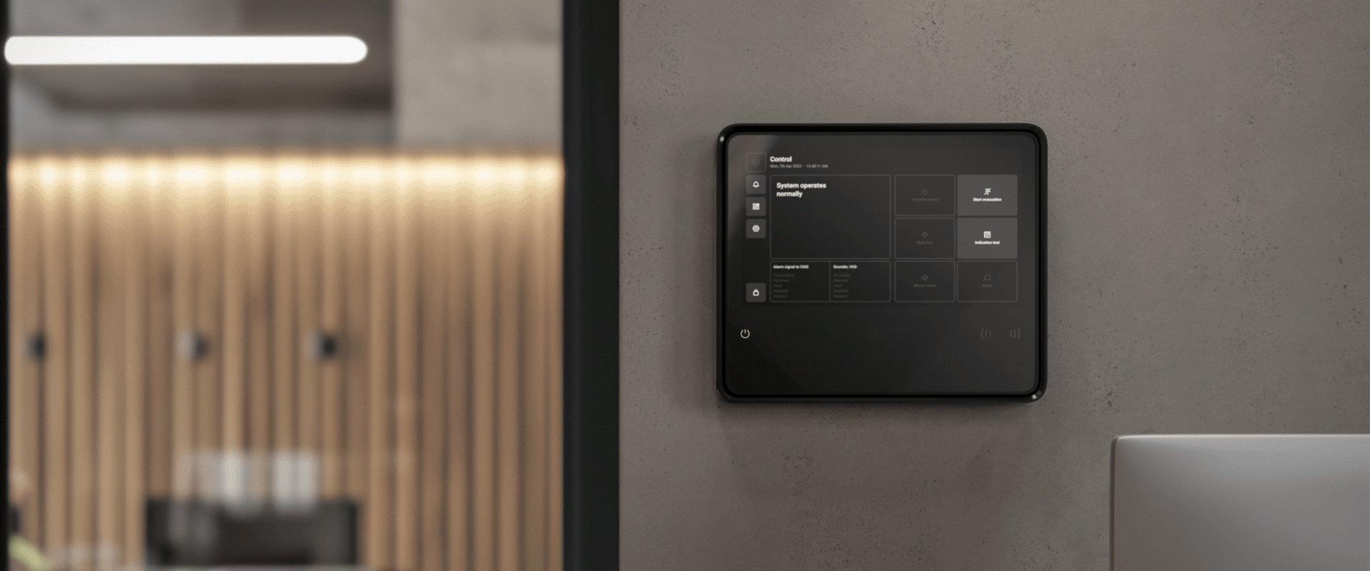 Elektronisches Steuerungs-Panel an grauer Wand in modernem Raum mit Holzwand im Hintergrund.