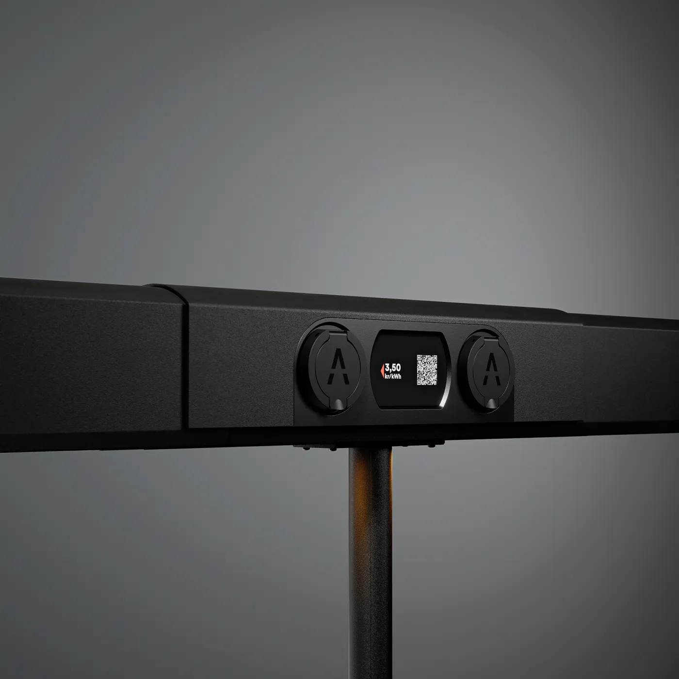 Modern svart elbilsladdstation med två uttag och digital display som visar priset 3,50 kr/kWh och en QR-kod.