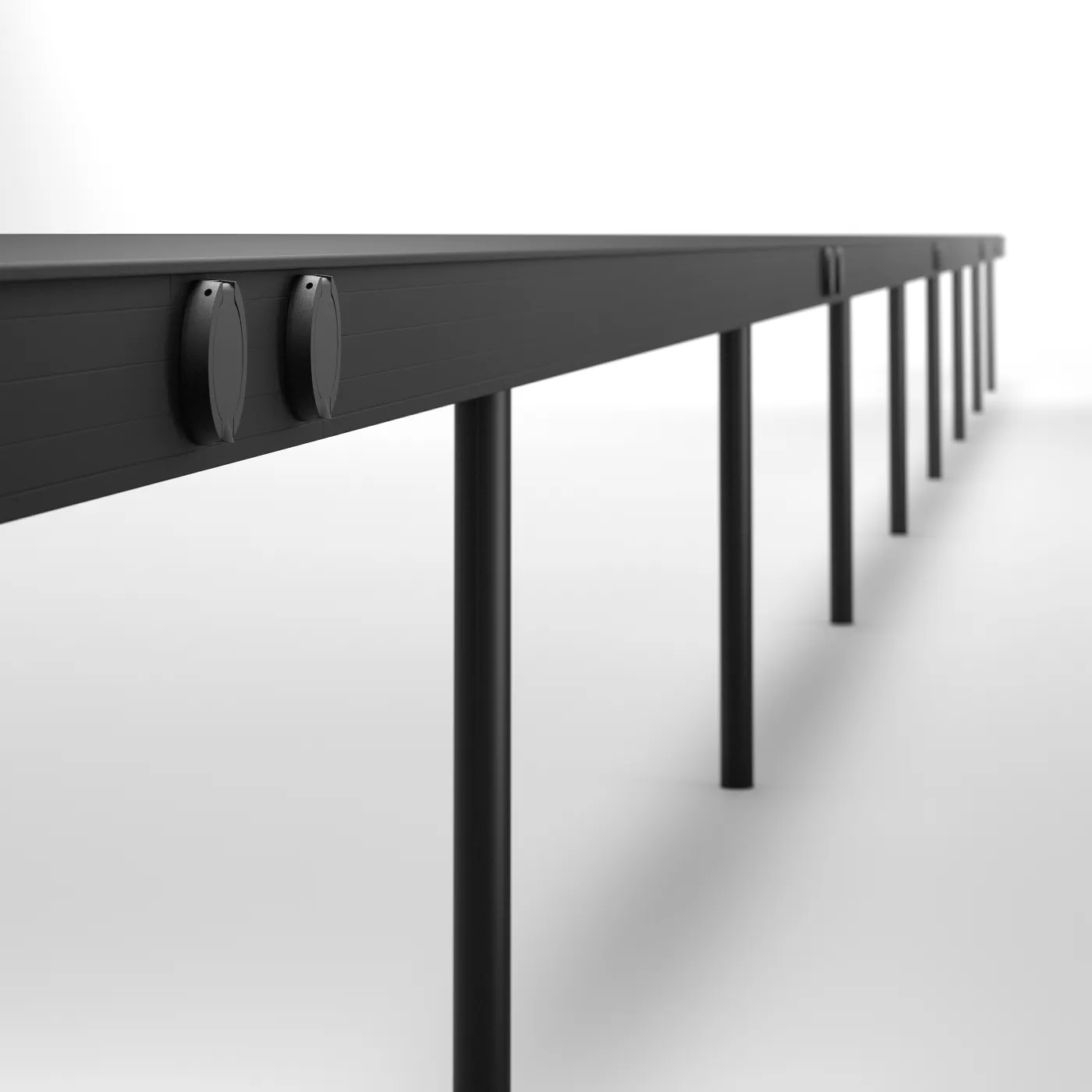 Lång svart elfordonsladdningsstation med flera laddportar på vita bakgrund.