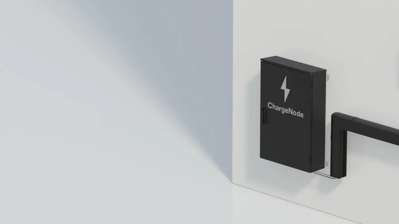 Svart väggmonterad ChargeNode-enhet med en blixtikon på en vit vägg.