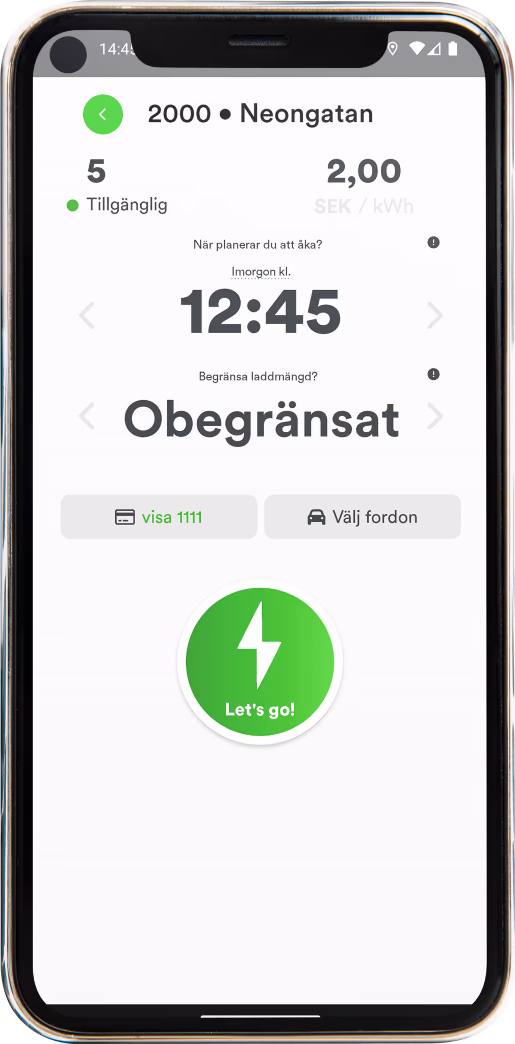 Mobilskärm visar app för elbilsladdning vid Neongatan med tillgängliga fem laddplatser och pris två kronor per kWh, tidsinställning 12:45 imorgon, obegränsad laddmängd och en grön knapp med texten Let's go!