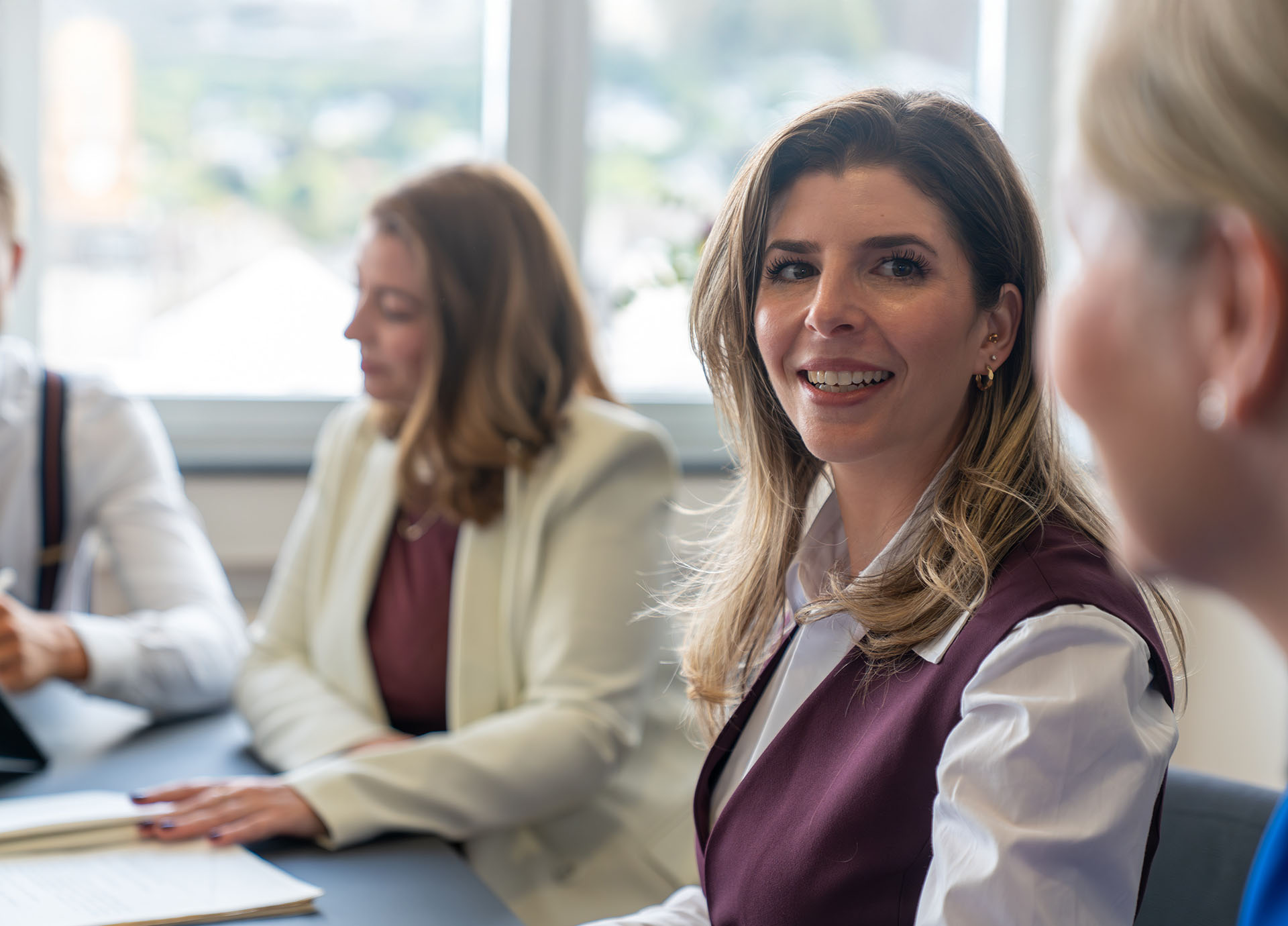 Das Anwaltsteam der Kanzlei sitzt in einer Meeting-Runde und erörtert ein zentrales THema.
