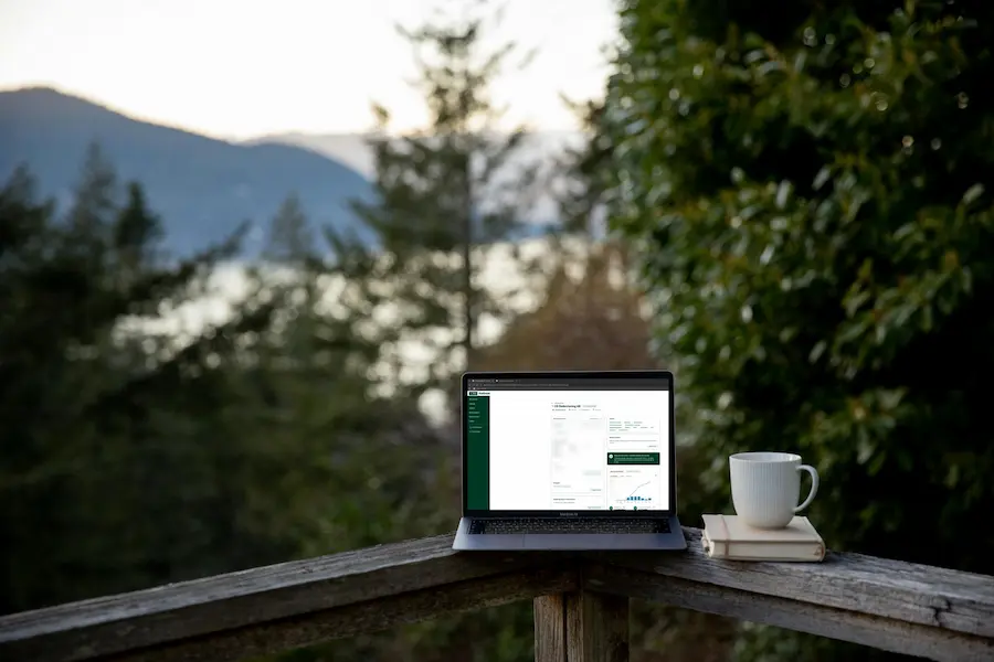 Bild på dator med utsikt över berg och skog