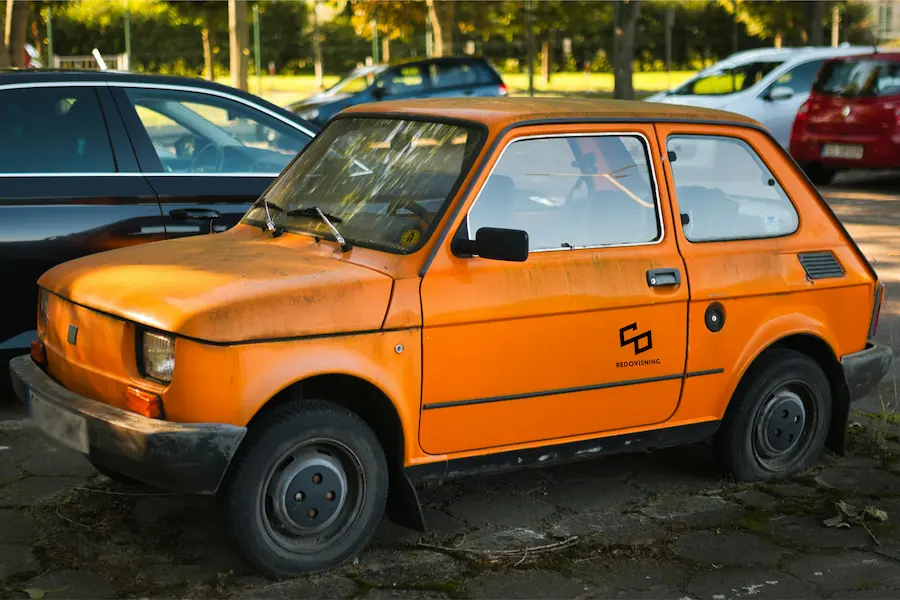 Bil med företagslogga