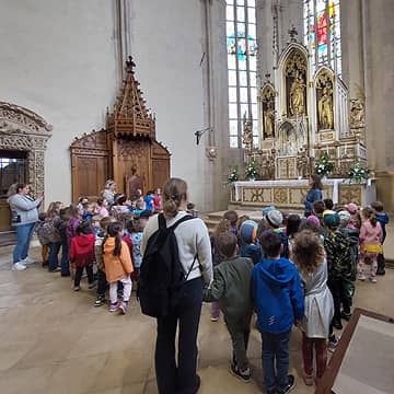 Az óvoda csoportjainak látogatása a kolozsvári Szent Mihály templomba, ahol közösen imádkoznak az oltár előtt.
