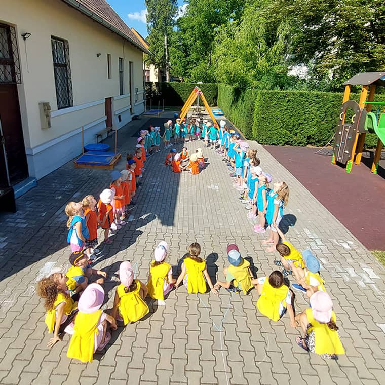 Az óvodások űrhajó alakzatot alkotnak az udvaron, közösen szurkolva Kapu Tibor magyar űrhajósnak a kilövés napján.