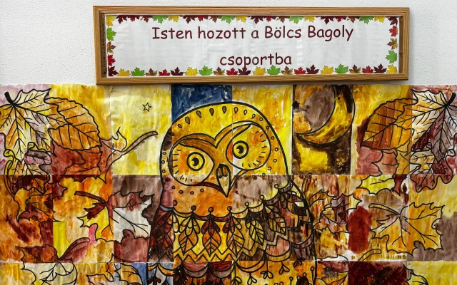 Őszi színekben készült bagolyrajz és levelek, felette tábla Isten hozott a Bölcs Bagoly csoportba felirattal