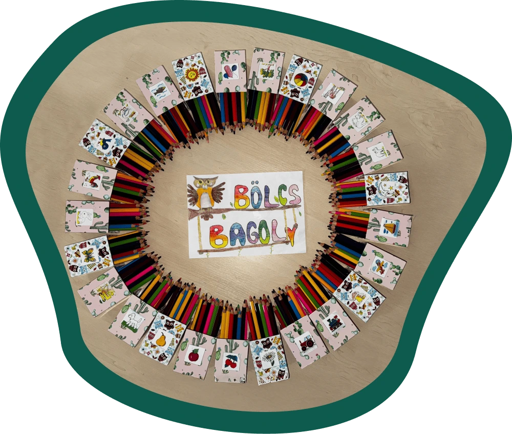 A Bölcs Bagoly csoport színes ceruzákkal teli ceruzatartói körben elhelyezve, mindegyiken a gyerekek óvodai jelei láthatók, középen színes betűkkel a csoport neve