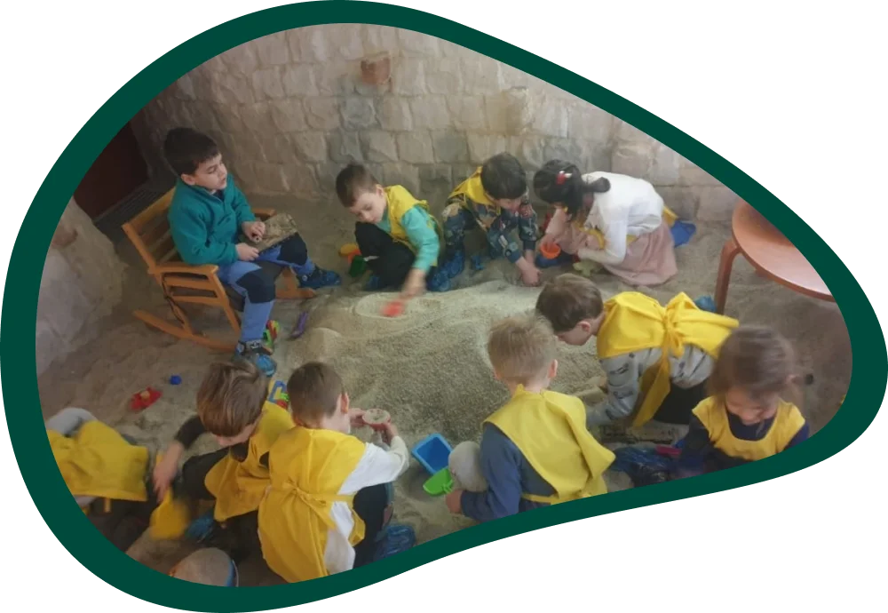 Óvodás gyerekek szabad játékban vesznek részt a sószobában.