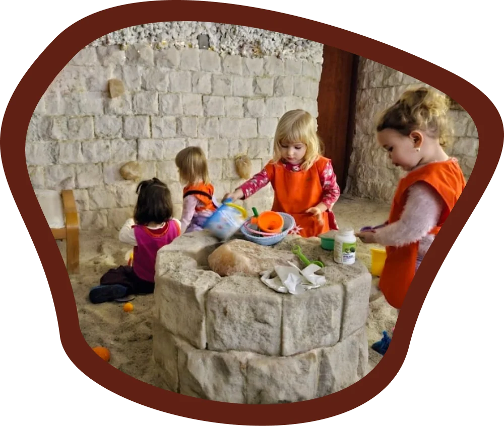 Az óvodások a sószobában kialakított játéktérben játszanak.