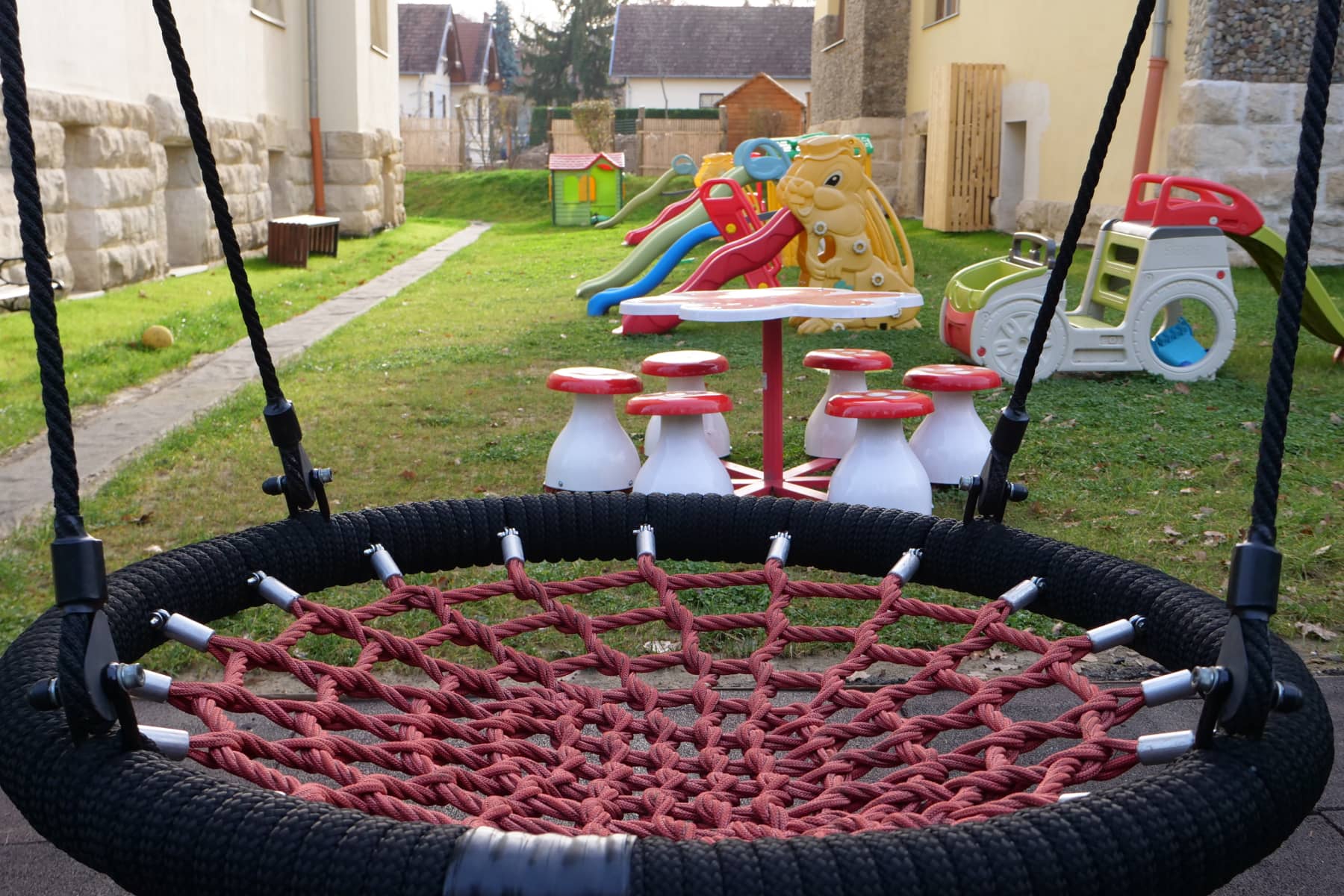 A Szent Imre Római Katolikus Bölcsőde játszótere, csúszdákkal, hintákkal, kis ülőkékkel