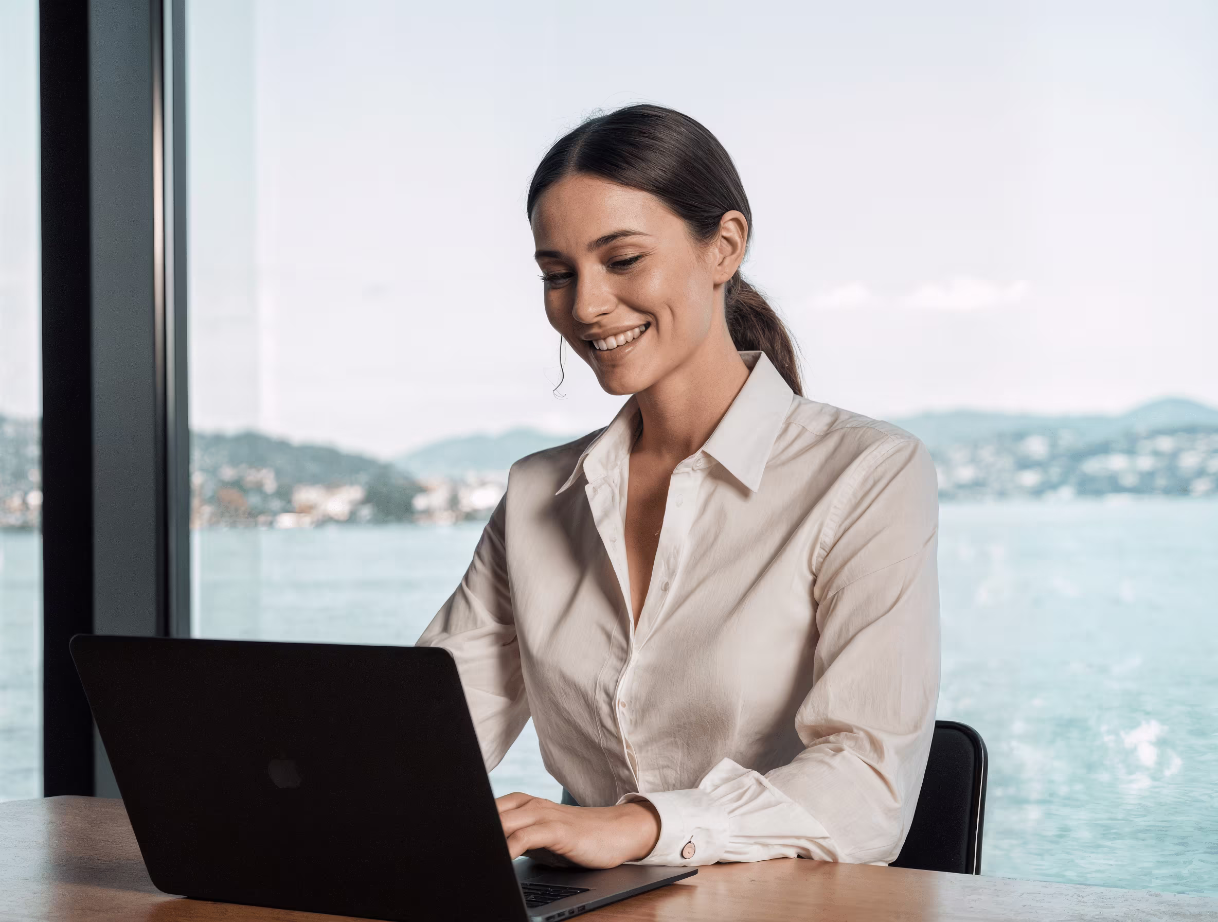 Femme en devant son ordinateur dans un bureau de Lausanne, ambiance professionnelle et urbaine