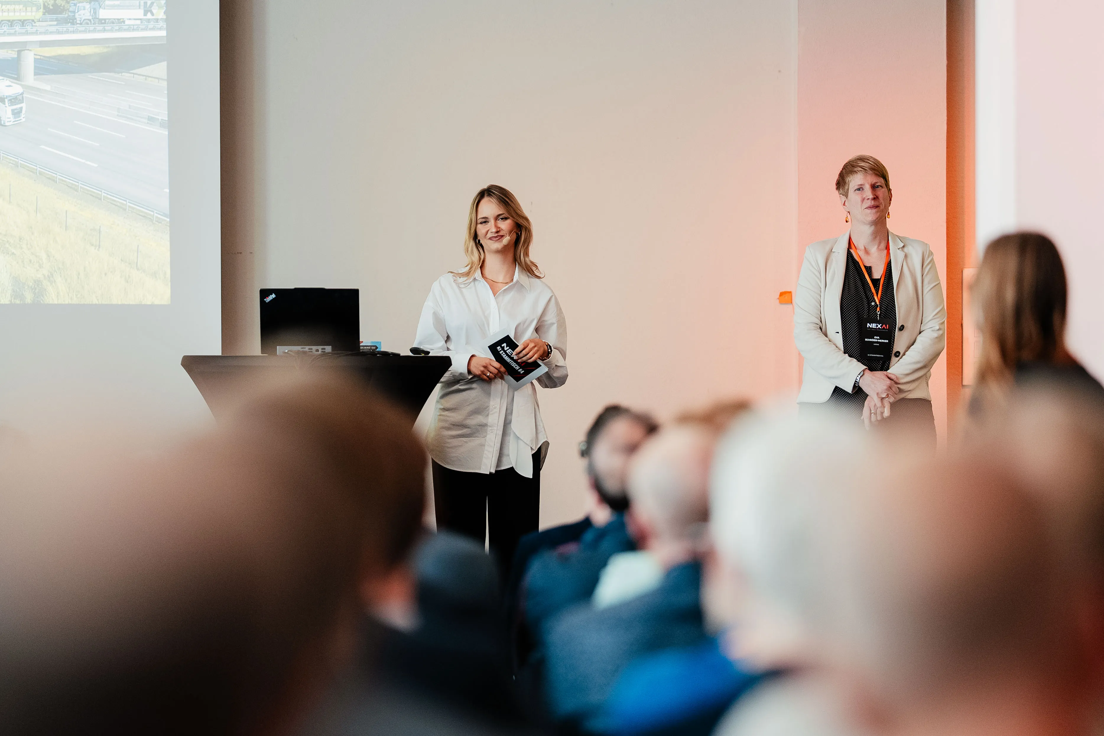 Moderatorin und Speakerin auf der Bühne beim NexAI KI-Stammtisch