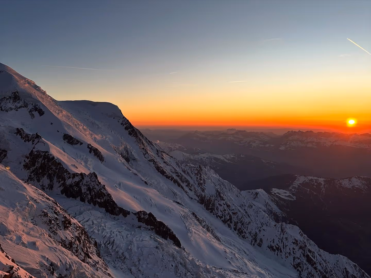 Guide accompanying skiers in the mountains - Supervised backcountry skiing