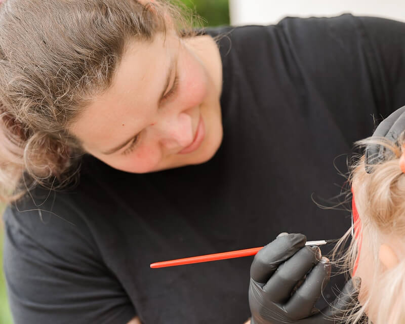 Een foto van Marijke aan het schminken.