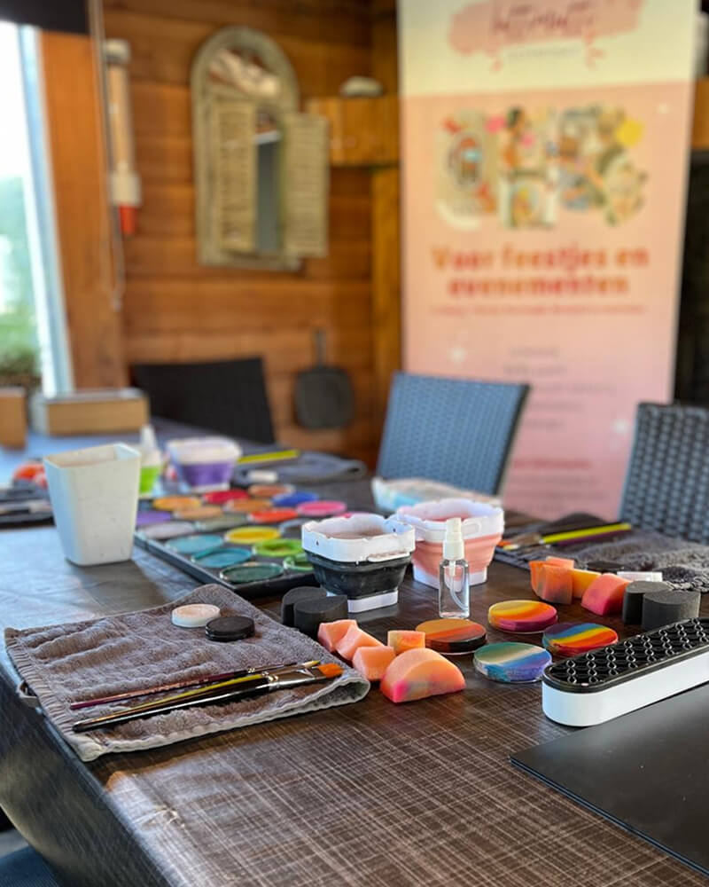 Een foto van de werktafel tijdens de beginners workshop schminken.