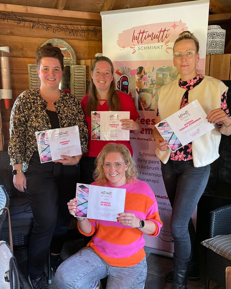 Een foto met 4 workshop deelnemers die een certificaat vasthouden.