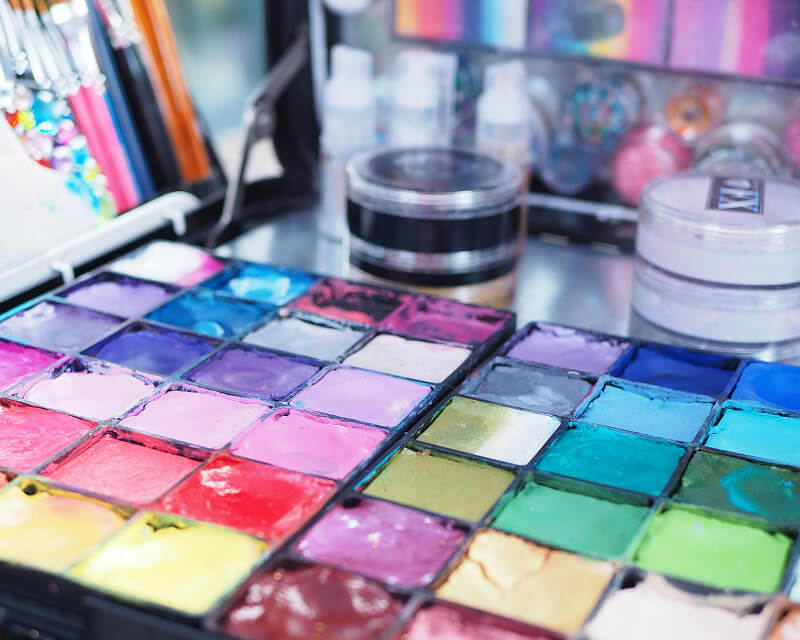 Pallet met schminkkleuren.