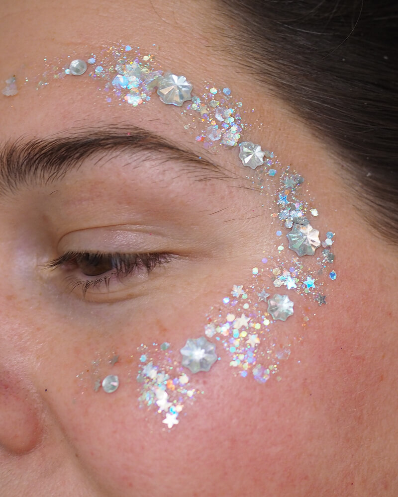 Foto van glitters op zijkant van gezicht.