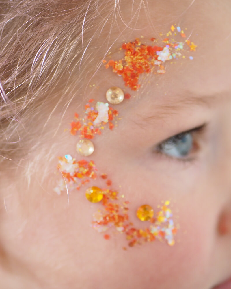 Foto van glitters op zijkant van gezicht.